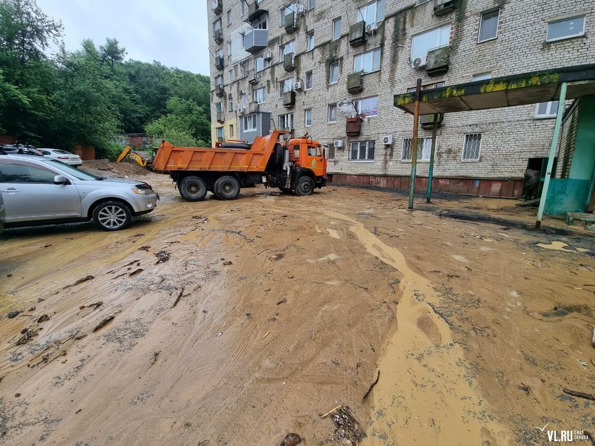 На Карьерной выкопали «ров», чтобы отвести потоки воды от жилого дома  (ФОТО) – Новости Владивостока на VL.ru