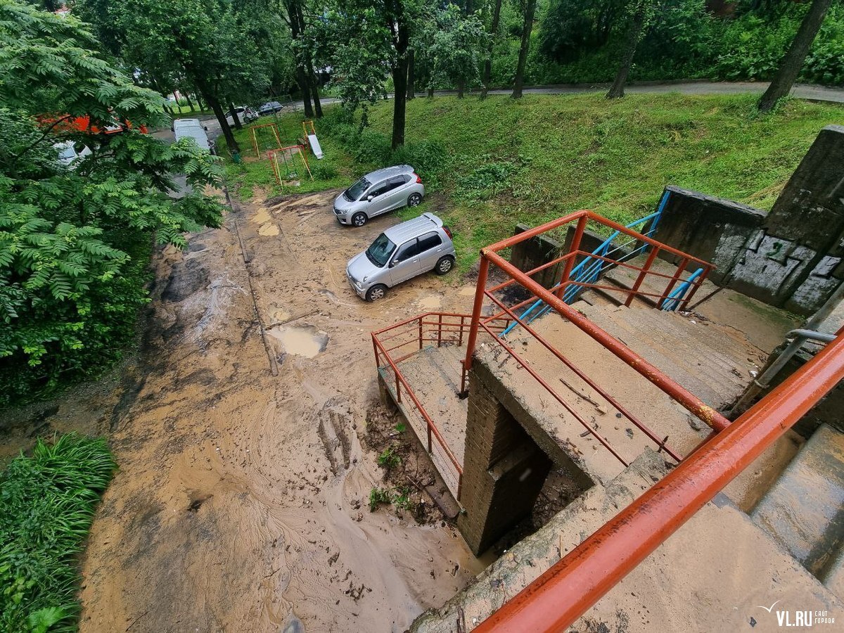 На Карьерной выкопали «ров», чтобы отвести потоки воды от жилого дома  (ФОТО) – Новости Владивостока на VL.ru