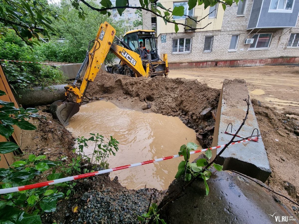 На Карьерной выкопали «ров», чтобы отвести потоки воды от жилого дома  (ФОТО) – Новости Владивостока на VL.ru