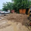С торца дома заранее вырыли "ров" для отвода воды — newsvl.ru