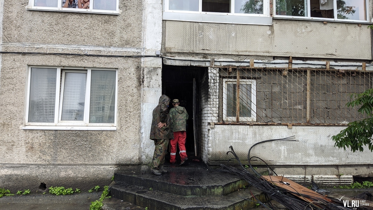 Поджог опорного пункта полиции, горящие автомобили и потасовка во дворе  разбудили жителей Тихой этой ночью (ФОТО; ВИДЕО) – Новости Владивостока на  VL.ru