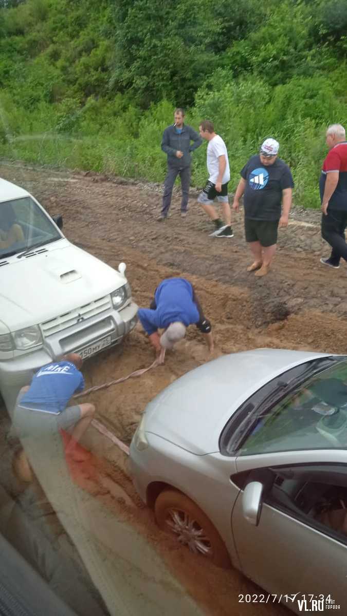 Дорога до Раздольного раскисла после дождя — машины вязнут в глине –  Новости Владивостока на VL.ru