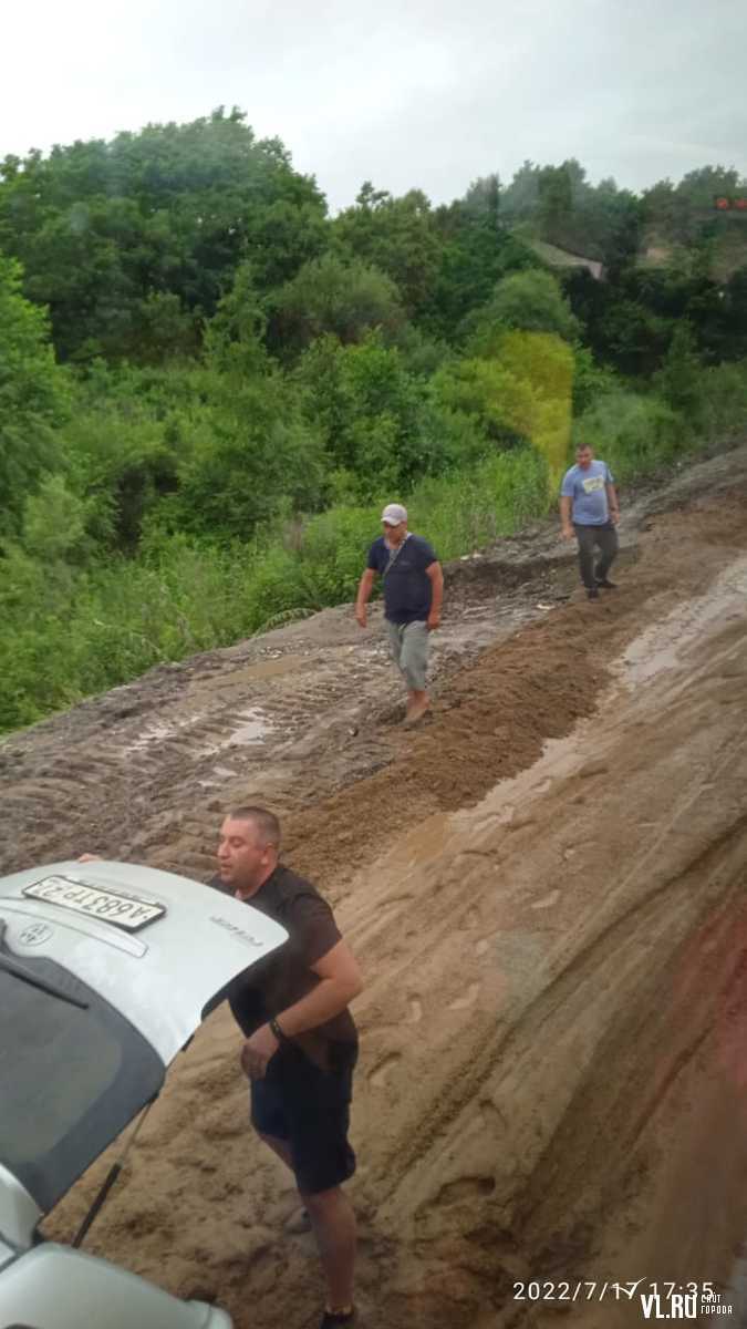 Дорога до Раздольного раскисла после дождя — машины вязнут в глине –  Новости Владивостока на VL.ru