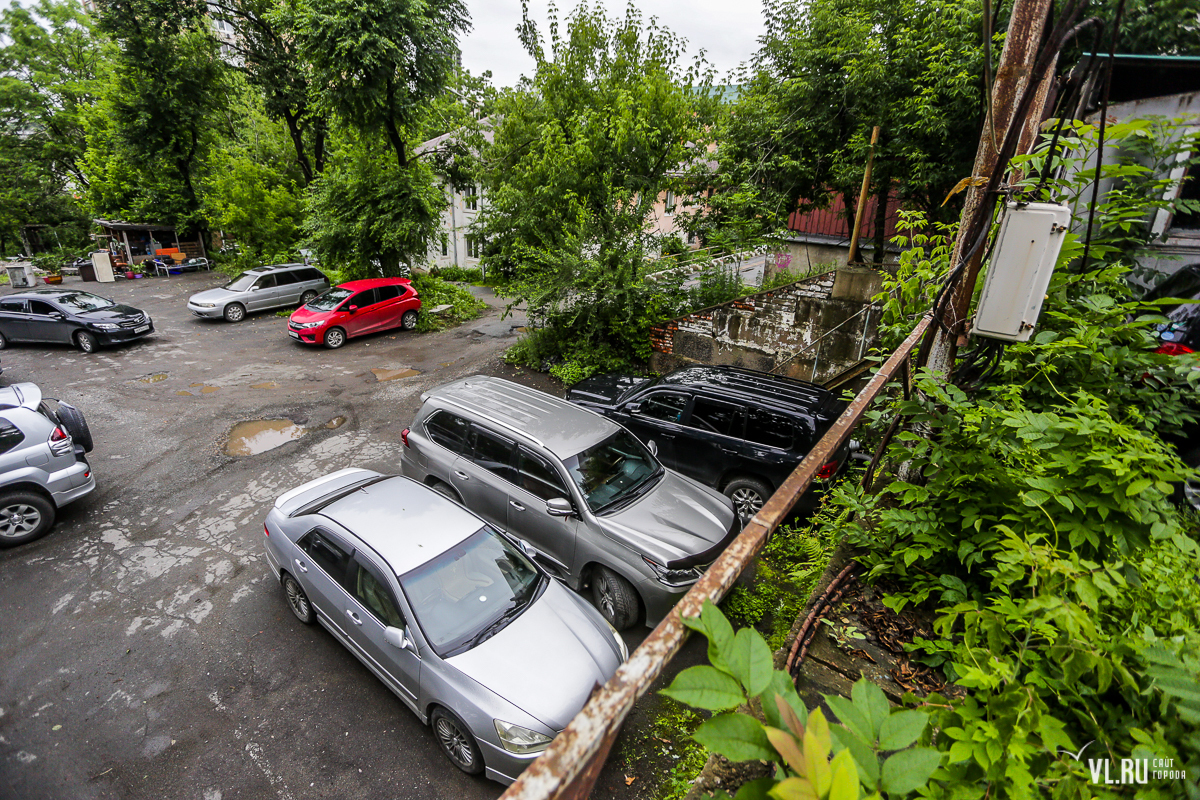 На территории Покровского парка сносят нелегальную автостоянку, несмотря на  недовольство местных жителей (ФОТО) – Новости Владивостока на VL.ru