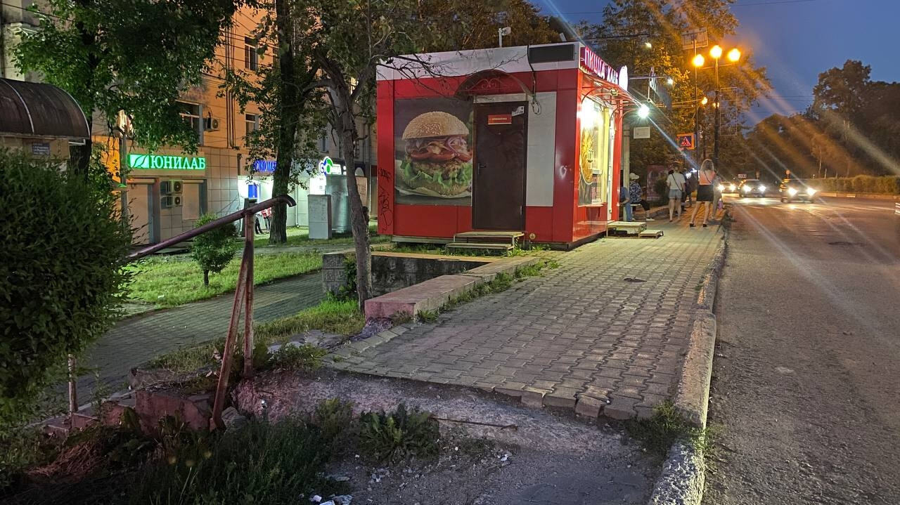 остановки хабаровска. граффити на остановках. улица серышева хабаровск. остановки хабаровска. автобусные остановки в хабаровске.