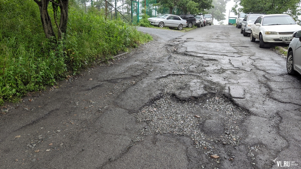 На ремонт разбитой дороги между домами на Нейбута и Ватутина нет денег –  Новости Владивостока на VL.ru