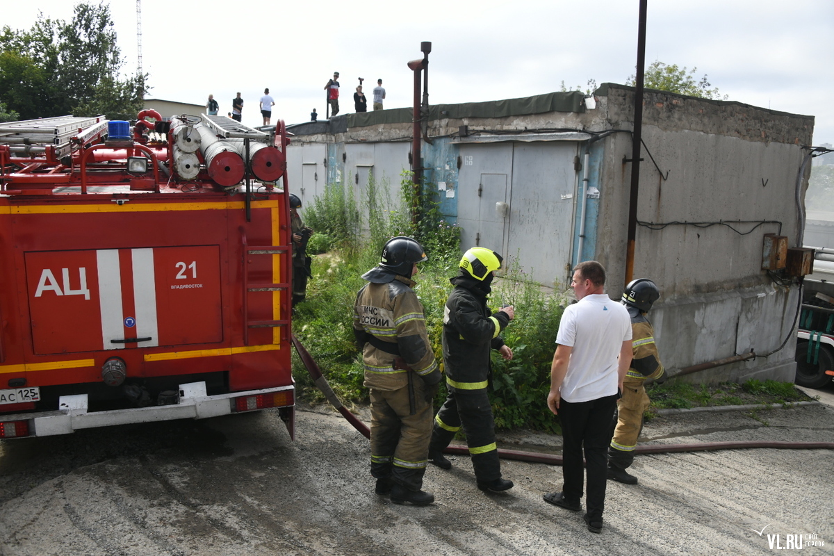 На Чуркине загорелась обшивка теплотрассы и стоящие рядом гаражи с  автомобилями (ФОТО; ВИДЕО) – Новости Владивостока на VL.ru