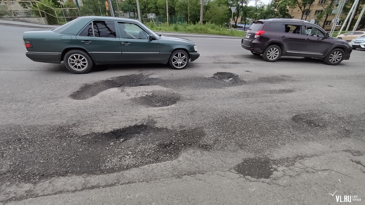 Парализующие движение ямы на Зелёном Углу во Владивостоке отремонтируют до  середины августа (ФОТО) – Новости Владивостока на VL.ru