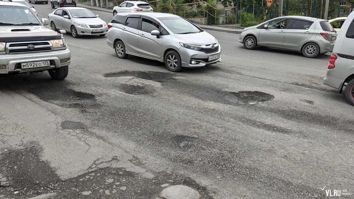 Дыра в асфальте. Ямы город дорога. Движение яма. Яма в асфальте. Владивосток дороги с ямами.