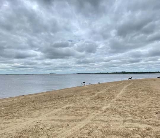 Песчаные пляжи в селе Малышево