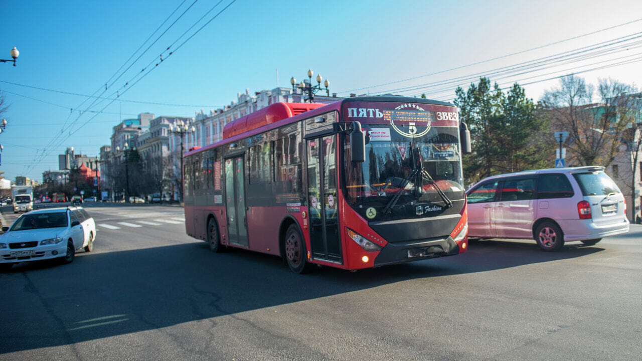 Хабаровчанка провалилась в открытый люк в автобусе — Новости Хабаровска