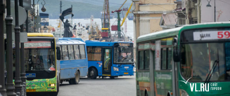 Водители курят. На что жалуются пассажиры общественного транспорта - Голос Азии