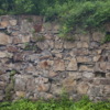 Каменная кладка склона на месте, где должна была быть построена казематированная казарма форта — newsvl.ru