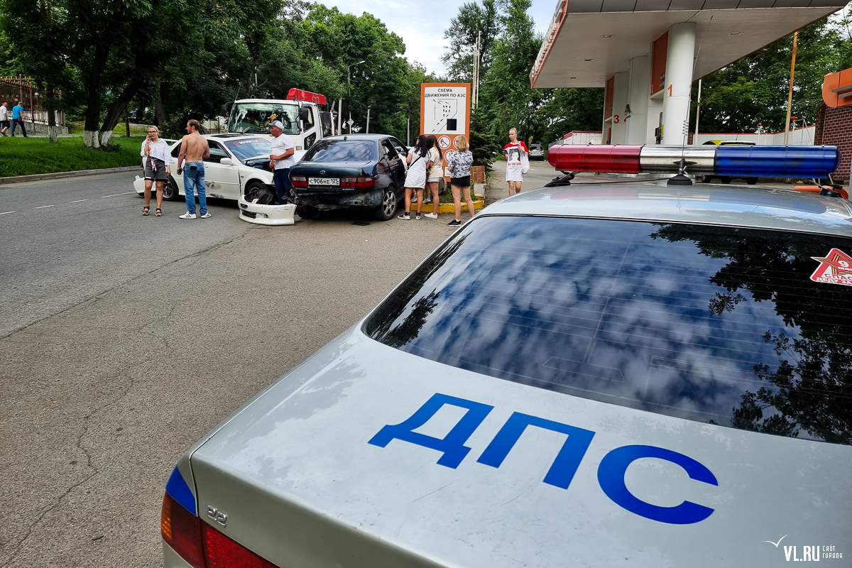 Погоню с борьбой и тараном устроили два водителя на Чуркине (ФОТО) –  Новости Владивостока на VL.ru