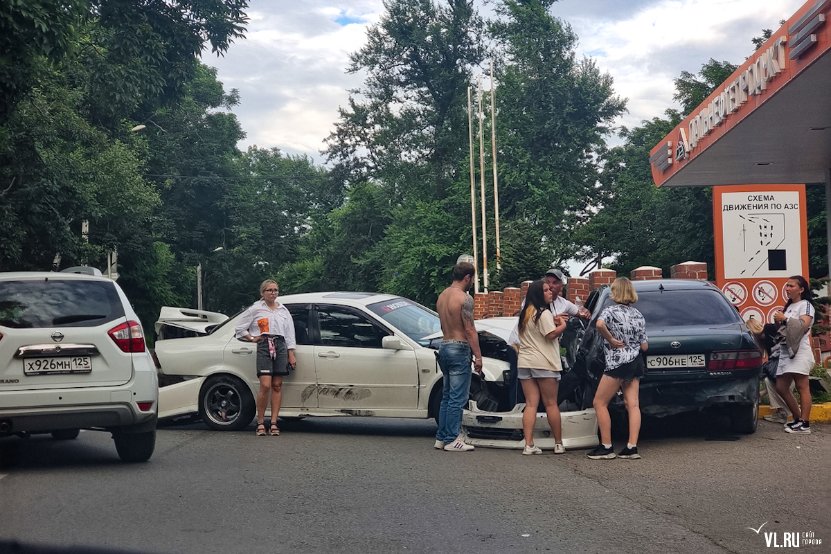 Погоню с борьбой и тараном устроили два водителя на Чуркине (ФОТО) –  Новости Владивостока на VL.ru