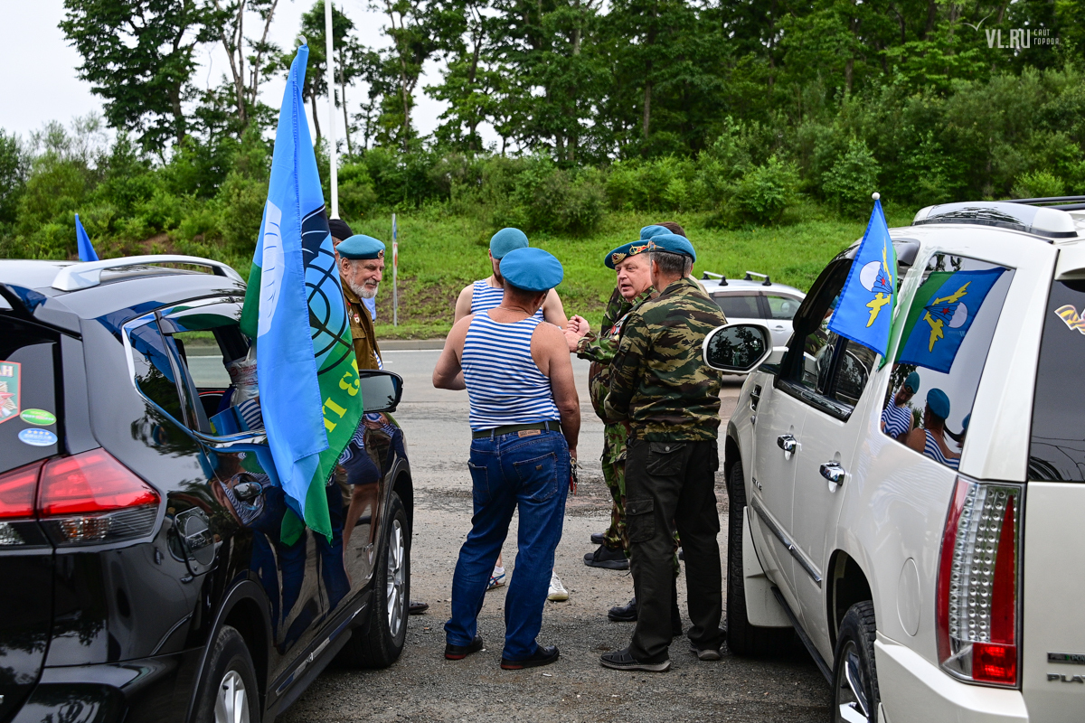 Автопробег и памятный митинг провели во Владивостоке в честь 92-й годовщины  Воздушно-десантных войск (ФОТО) – Новости Владивостока на VL.ru