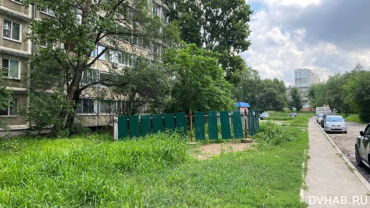 Выкопали и не вернулись: яму у многоэтажки бросили в Хабаровске (ФОТО) —  Новости Хабаровска