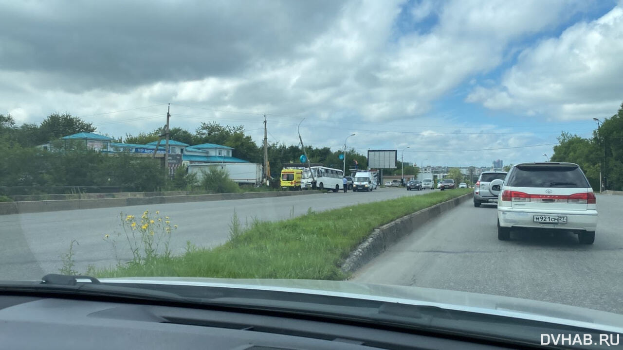 Маршрутка с пассажирами врезалась в столб на Большой (ФОТО; ОБНОВЛЕНИЕ) —  Новости Хабаровска