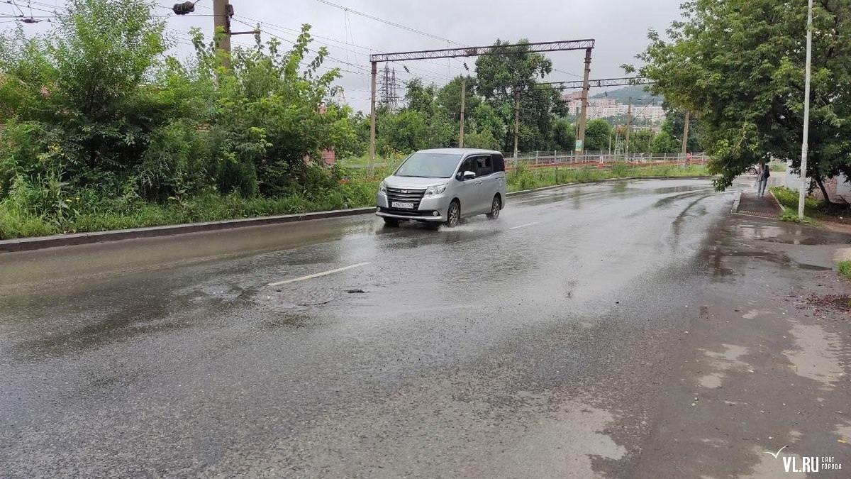 На Воропаева из люка вытекает на дорогу вода с неприятным запахом (ФОТО) –  Новости Владивостока на VL.ru