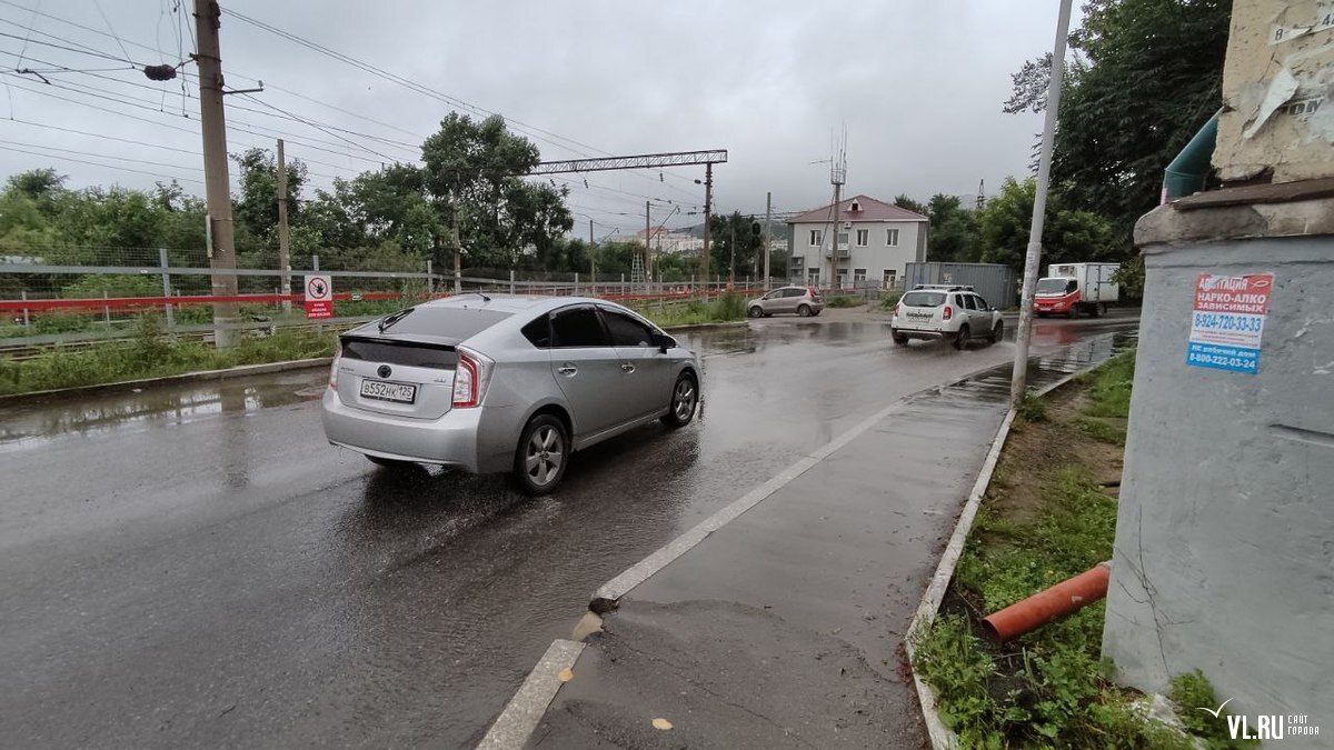 На Воропаева из люка вытекает на дорогу вода с неприятным запахом (ФОТО) –  Новости Владивостока на VL.ru