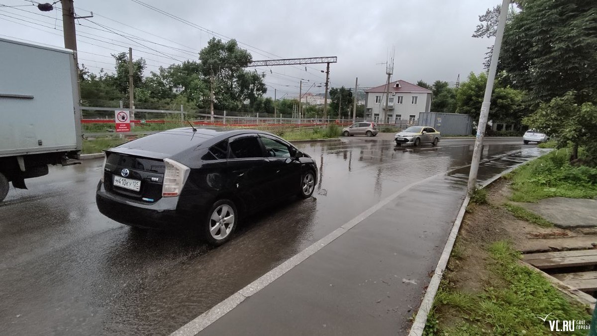 На Воропаева из люка вытекает на дорогу вода с неприятным запахом (ФОТО) –  Новости Владивостока на VL.ru