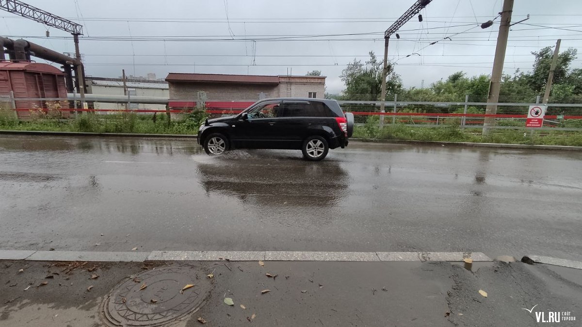 На Воропаева из люка вытекает на дорогу вода с неприятным запахом (ФОТО) –  Новости Владивостока на VL.ru