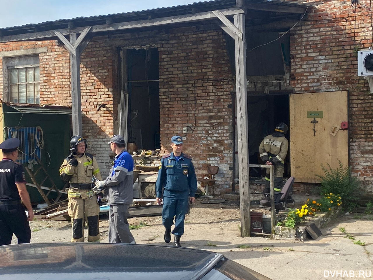 В закарпатье взорвал гранаты. Взрыв здания. Взрывающееся здание. ОМОН фото.