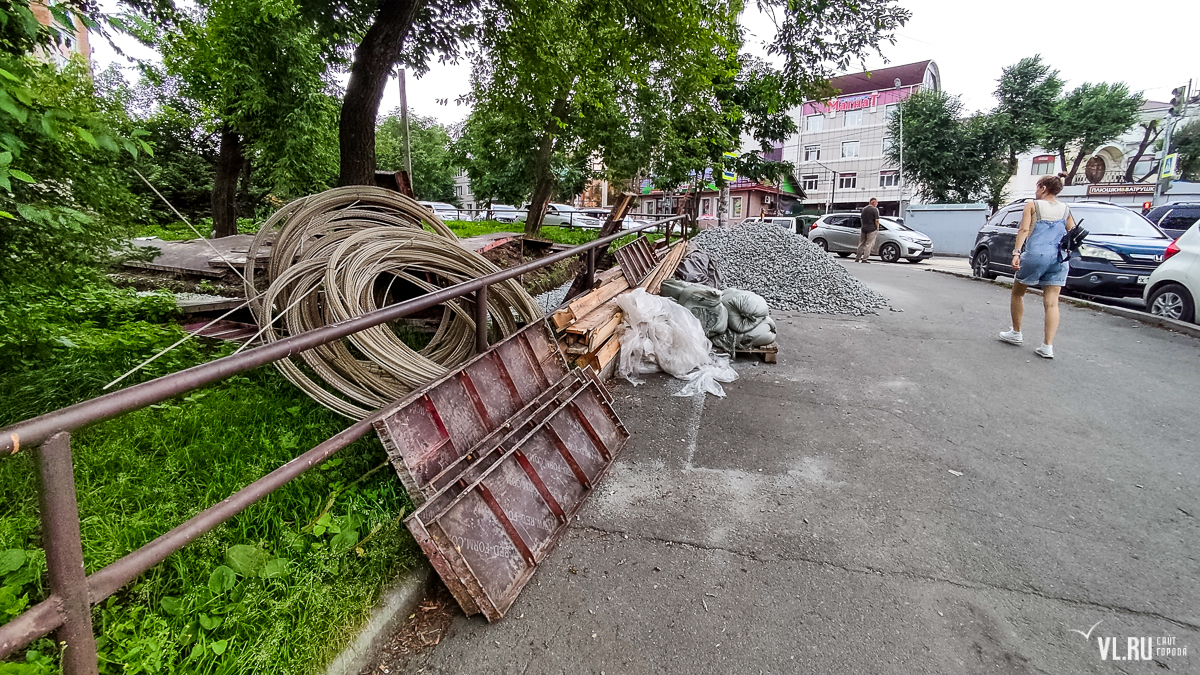 В сквере Острякова на Первой Речке начали строить торговый павильон, но  потом передумали (ФОТО) – Новости Владивостока на VL.ru