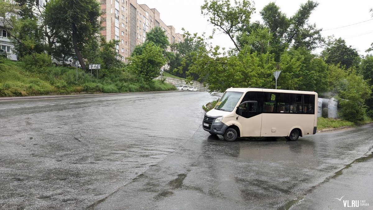 На перекрытой улице 40 лет ВЛКСМ массово нарушают правила автобусники,  таксисты и простые водители (ВИДЕО; ФОТО) – Новости Владивостока на VL.ru