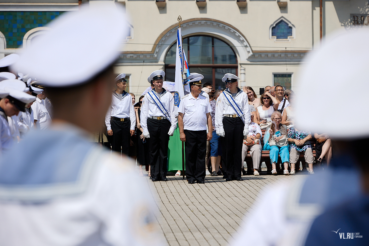 Из университета – в «большое плавание»: выпускникам МГУ им. Невельского  торжественно вручили дипломы (ФОТО) – Новости Владивостока на VL.ru