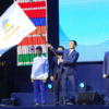 Флаг в руках президента Международного комитета игр «Дети Азии» Владимира Максимова — newsvl.ru
