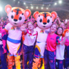 Волонтёры обнимались и фотографировались с символами Игр — newsvl.ru