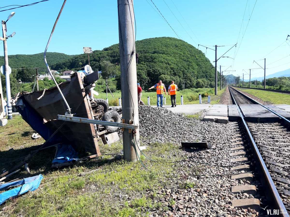 В Приморье водитель трактора пытался проскочить перед пассажирским поездом  и потерял прицеп – Новости Владивостока на VL.ru