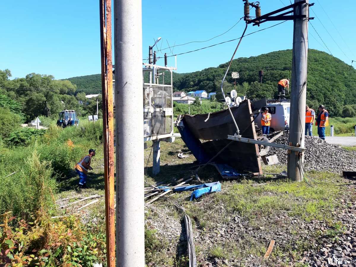 В Приморье водитель трактора пытался проскочить перед пассажирским поездом  и потерял прицеп – Новости Владивостока на VL.ru