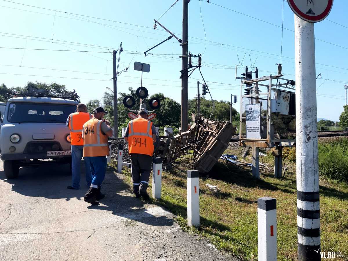 В Приморье водитель трактора пытался проскочить перед пассажирским поездом  и потерял прицеп – Новости Владивостока на VL.ru