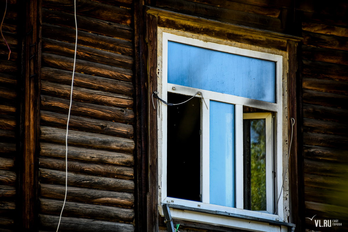 Жители аварийного барака в пригороде Владивостока третий день живут без  электричества и восемь лет ждут переселения (ФОТО) – Новости Владивостока  на VL.ru