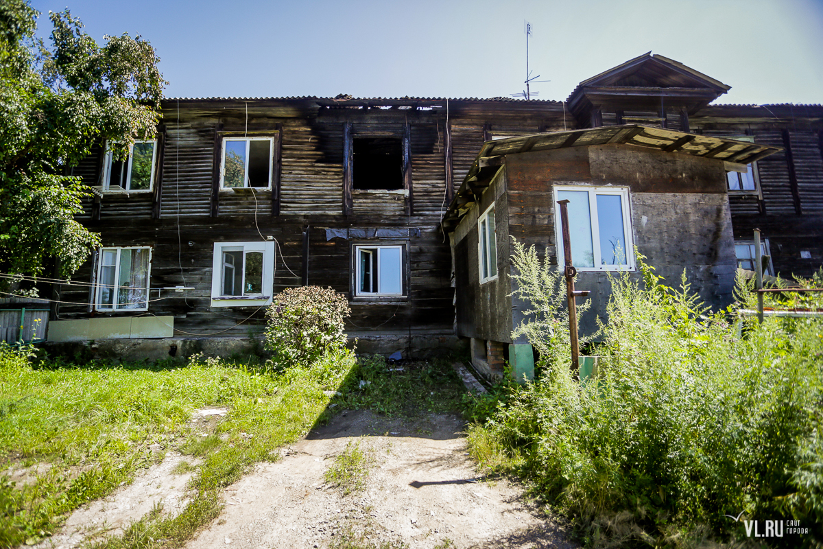 Жители аварийного барака в пригороде Владивостока третий день живут без  электричества и восемь лет ждут переселения (ФОТО) – Новости Владивостока  на VL.ru