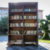 Несмотря на действия вандалов, горожане продолжают брать из шкафа книги, оставляя свои взамен — newsvl.ru