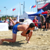 В пляжной борьбе любое касание песка третьей точкой приносит балл сопернику — newsvl.ru