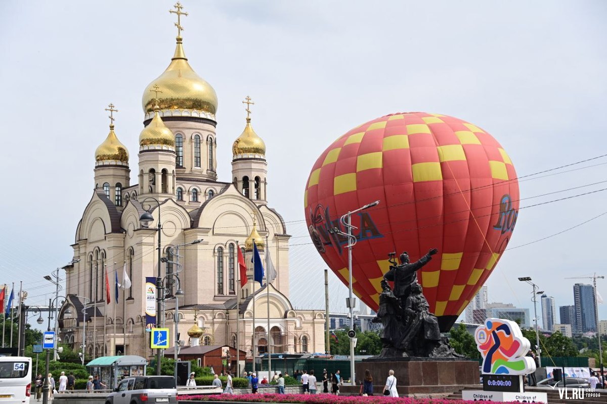 Со второй попытки купол воздушного шара подняли над центральной площадью  Владивостока (ВИДЕО) – Новости Владивостока на VL.ru