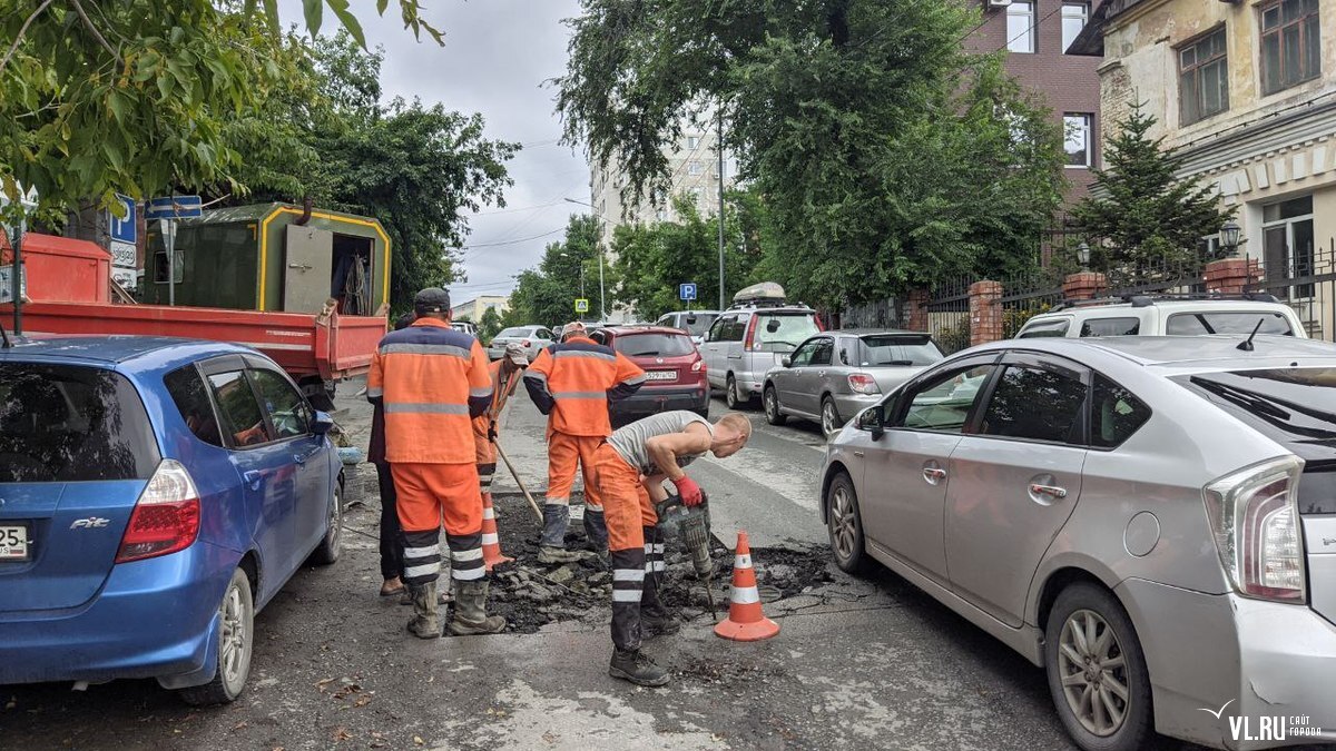 Владивостокцев просят убрать припаркованные на Пограничной машины для  ремонта коллектора – Новости Владивостока на VL.ru