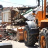 Рабочие МБУ «Содержание городских территорий» в ближайшее время сровняют всё строение с землёй — newsvl.ru