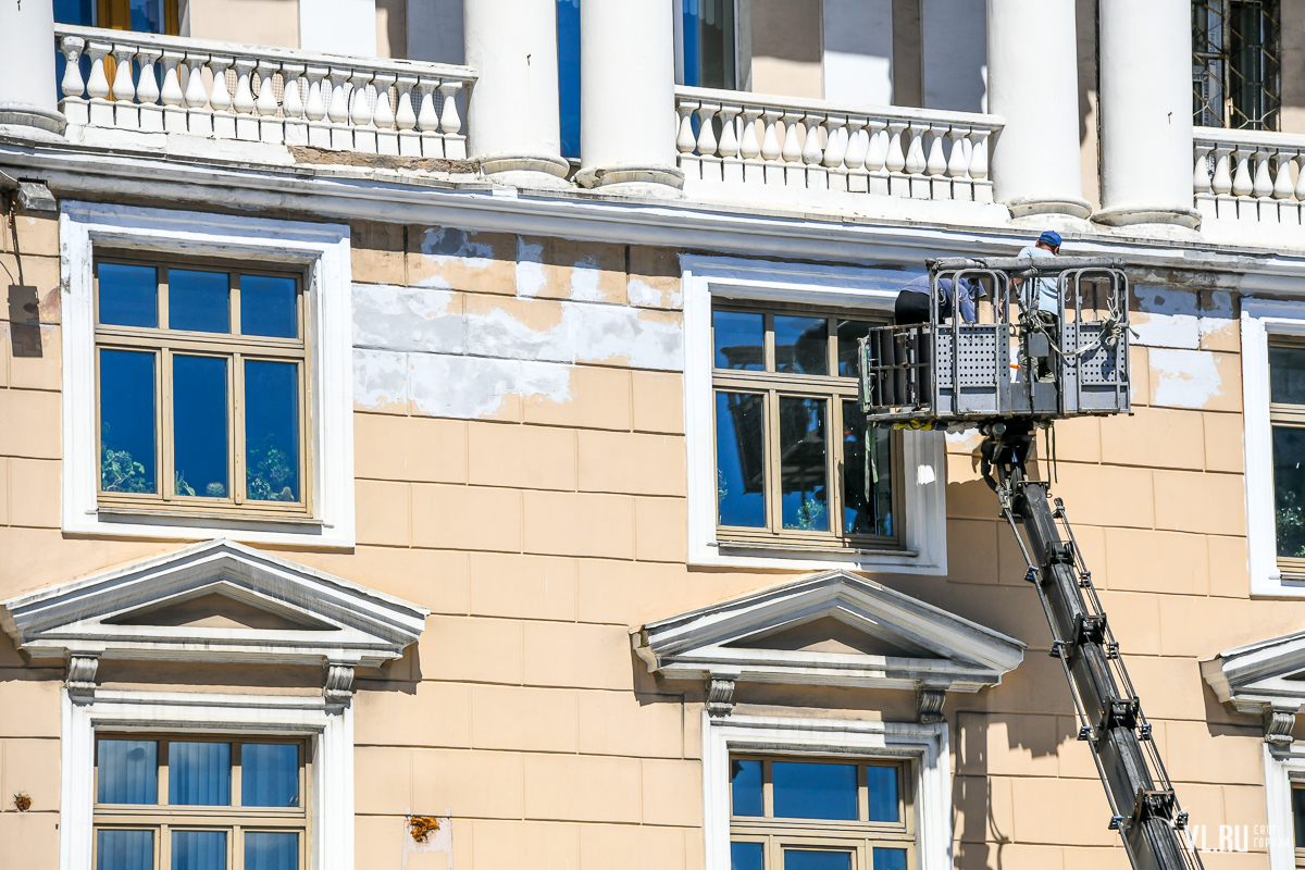 В центре Владивостока перед ВЭФ начали косметический ремонт фасада  Дальрыбвтуза, который ранее осыпался на тротуар (ФОТО) – Новости  Владивостока на VL.ru