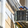 Рабочие шпаклюют и красят фасад — newsvl.ru