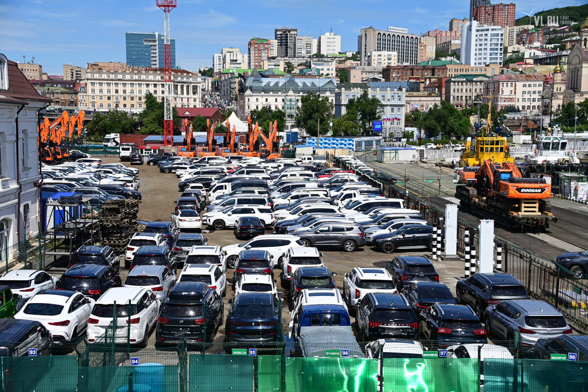 Сайт авто во владивостоке. Порт Владивосток автомобили стоянка. Автомобили в порту. Автомобили в порту Владивостока. Автомобильная пробка.