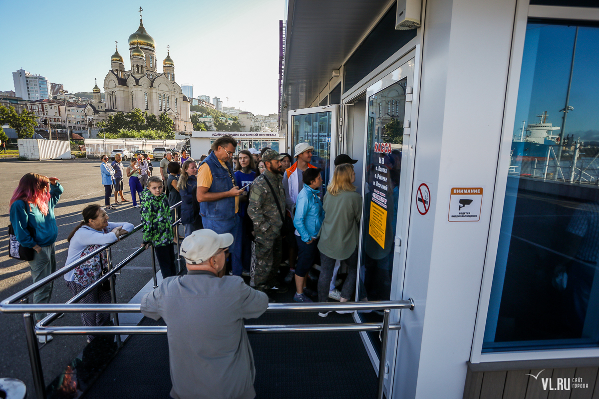 Ради чистых пляжей жители Владивостока с полуночи занимают очередь за  билетами на паромы до Попова и Рейнеке (ФОТО; ВИДЕО) – Новости Владивостока  на VL.ru