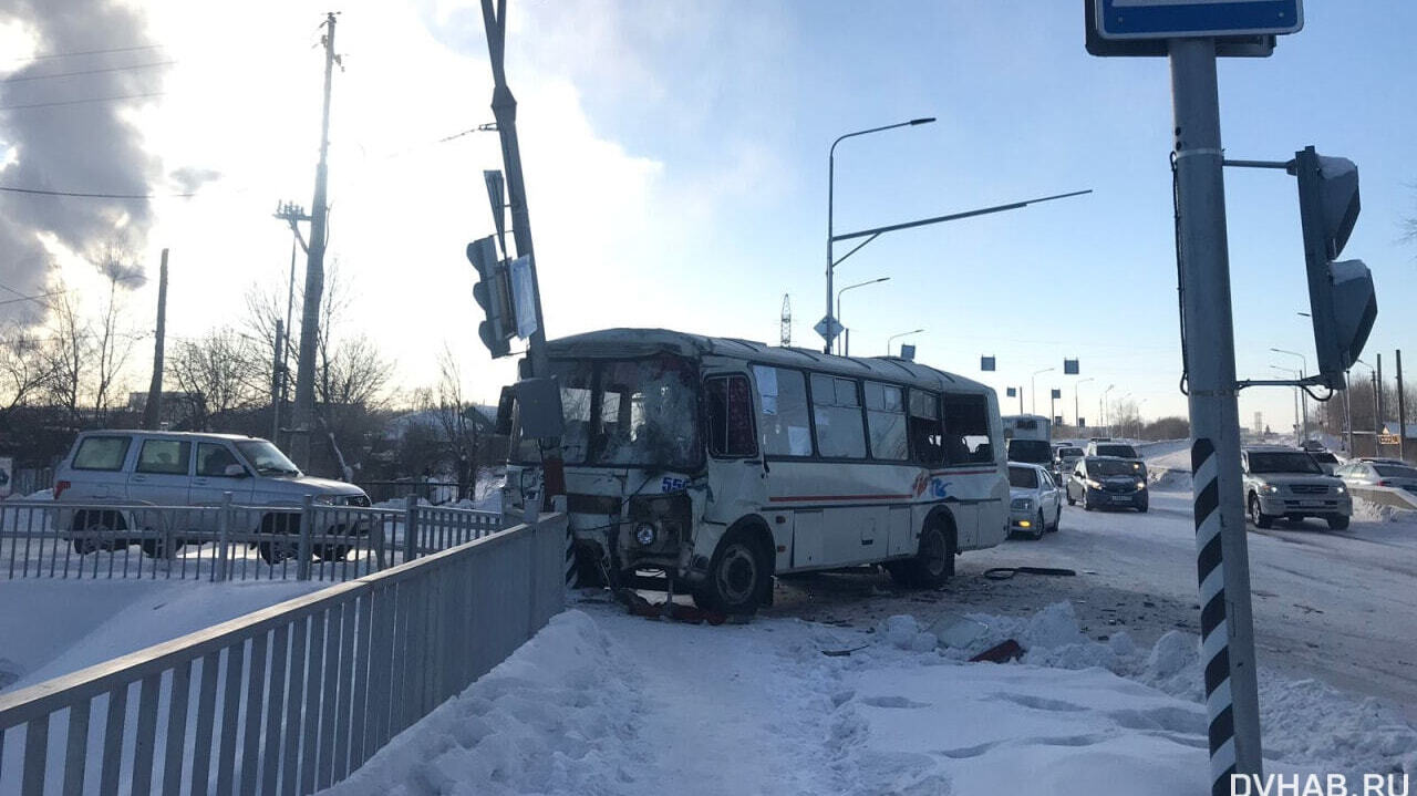 Врезавшегося в светофор водителя автобуса №2 осудили в Комсомольске —  Новости Хабаровска