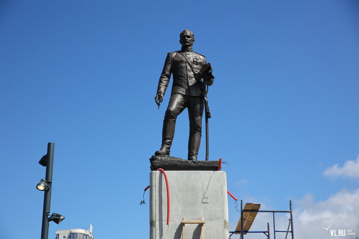 памятник владимиру арсеньеву владивосток. владивосток арсеньев бла. бронзовый памятник. памятник арсеньеву во владивостоке на фуникулере. к.