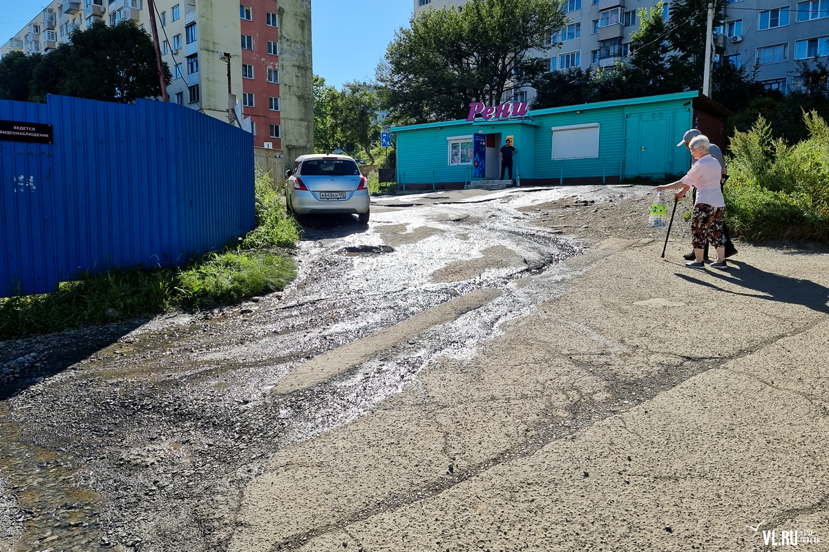 По межквартальным проездам на улице Сафонова третью неделю течёт вода из  люка – Новости Владивостока на VL.ru