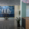 На входе встречает полотно, изображающее УПС «Надежда» в море — newsvl.ru
